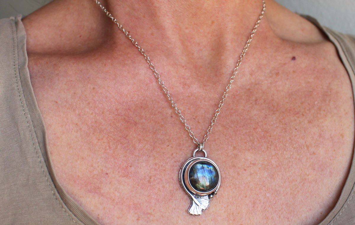 Ginkgo azul 2, collar hoja del cielo en plata y labradorita