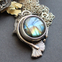 Ginkgo azul 2, collar hoja del cielo en plata y labradorita