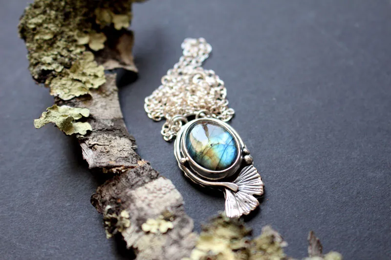 Ginkgo azul, collar hoja del cielo en plata y labradorita