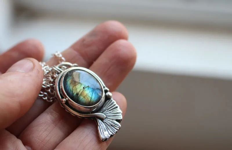 Ginkgo azul, collar hoja del cielo en plata y labradorita