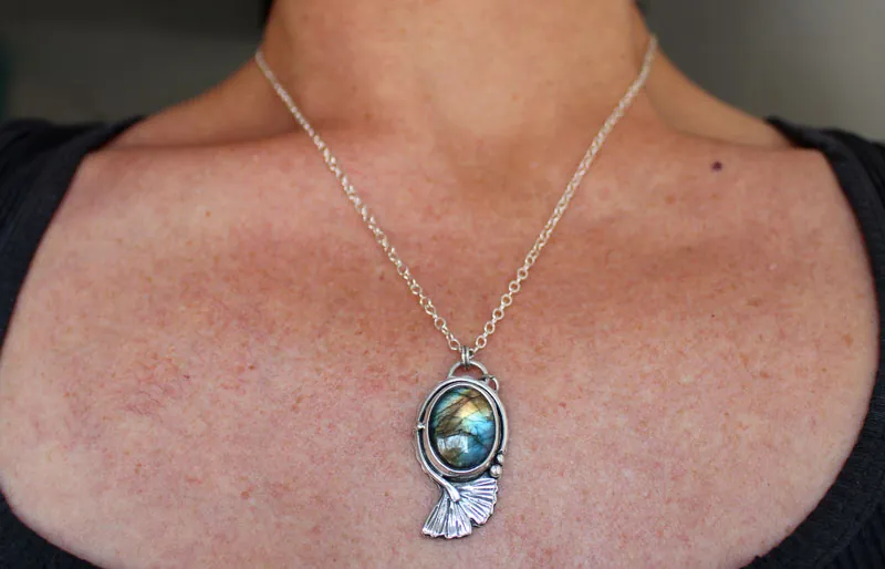 Ginkgo azul, collar hoja del cielo en plata y labradorita