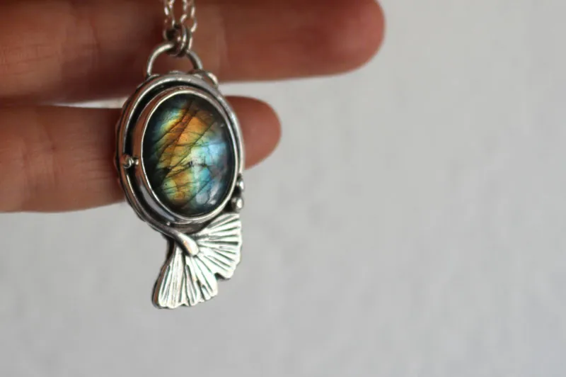 Ginkgo azul, collar hoja del cielo en plata y labradorita