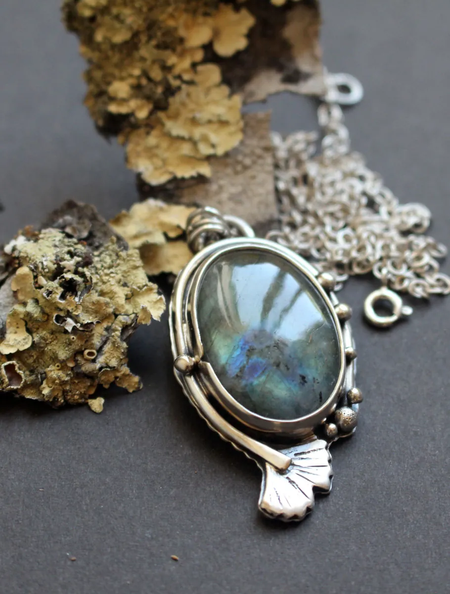 Ginkgo reflejos dorados, collar hoja japonesa en plata y labradorita