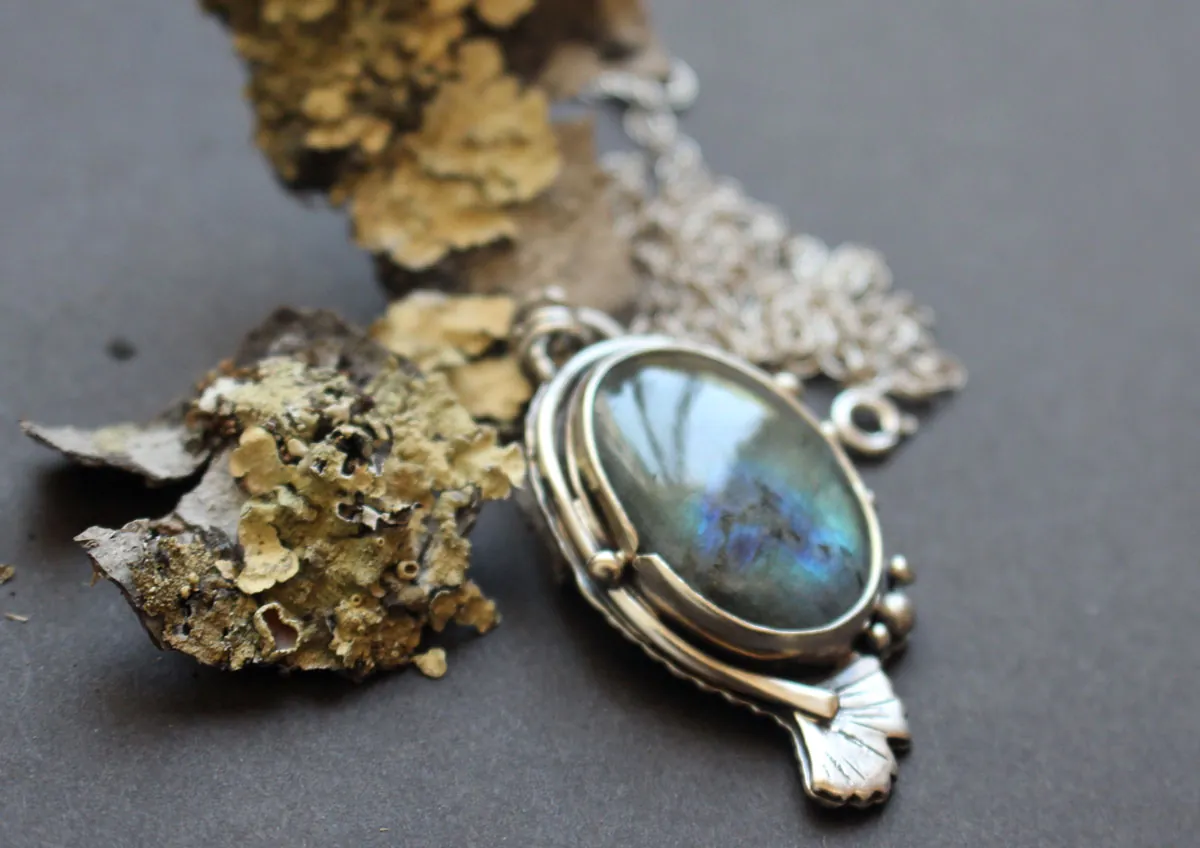 Ginkgo reflejos dorados, collar hoja japonesa en plata y labradorita