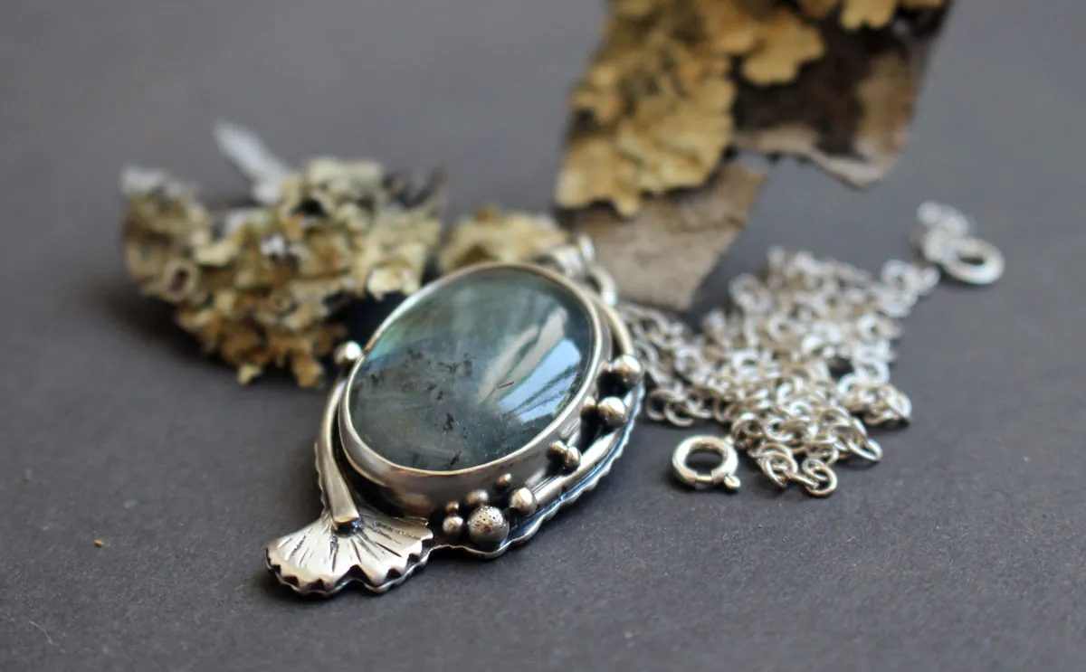 Ginkgo reflejos dorados, collar hoja japonesa en plata y labradorita