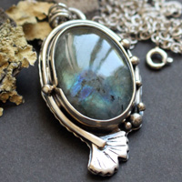 Ginkgo reflejos dorados, collar hoja japonesa en plata y labradorita