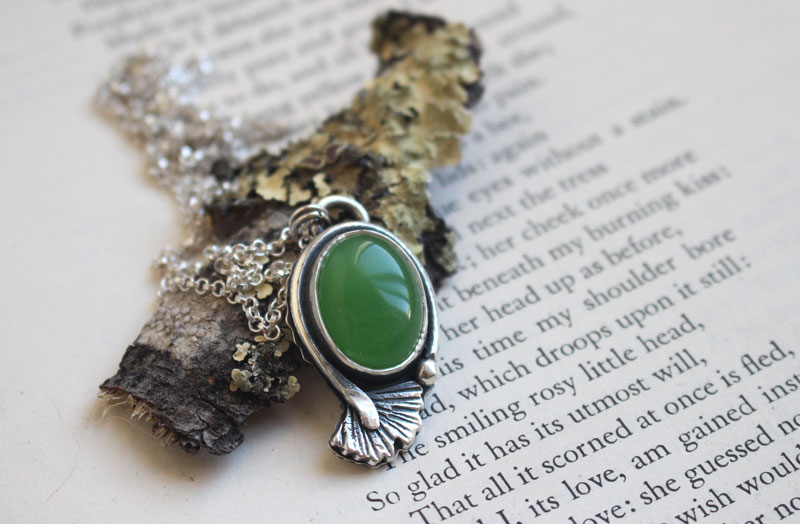 Ginkgo verde, collar de hoja en plata y ágata verde