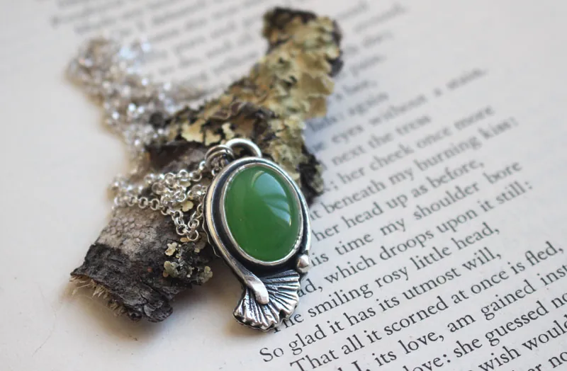 Ginkgo verde, collar de hoja en plata y ágata verde