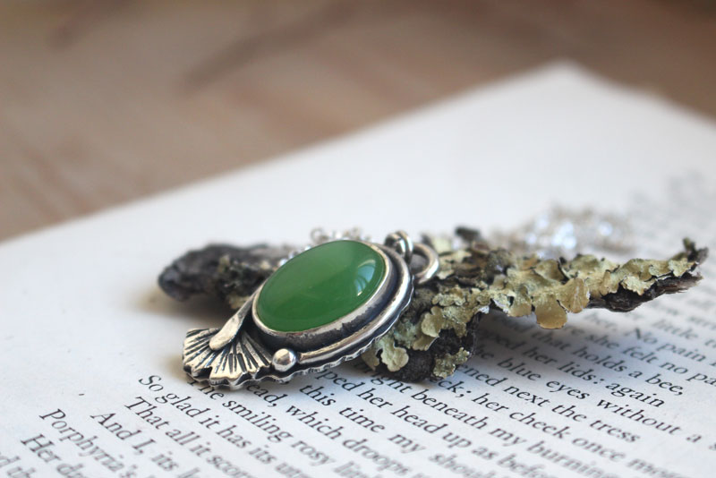 Ginkgo verde, collar de hoja en plata y ágata verde