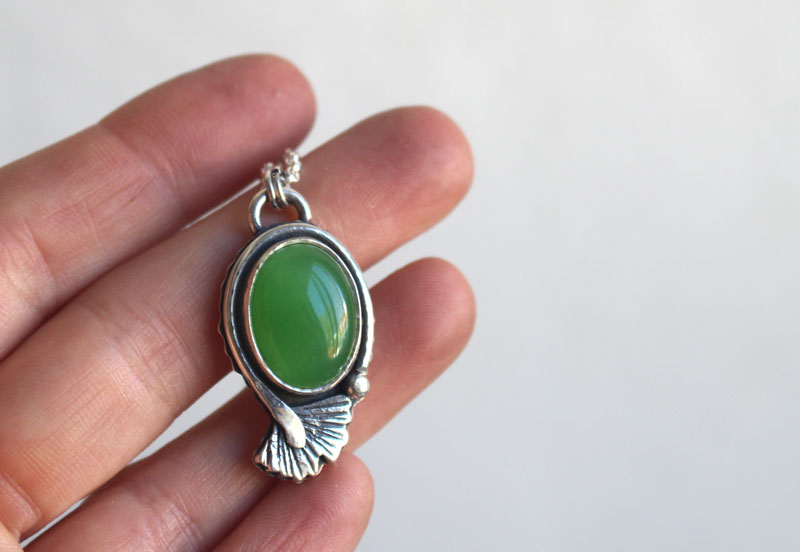 Ginkgo verde, collar de hoja en plata y ágata verde
