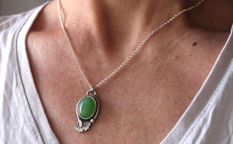 Ginkgo verde, collar de hoja en plata y ágata verde