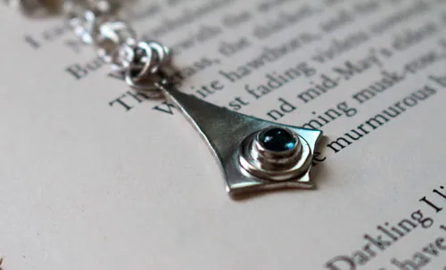 Glas, collar de papalote en plata y zircón azul