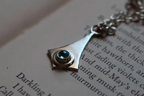 Glas, collar de papalote en plata y zircón azul