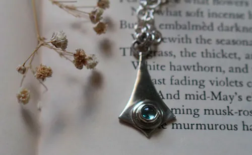 Glas, collar de papalote en plata y zircón azul