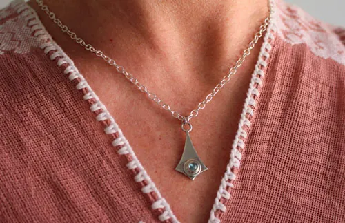 Glas, collar de papalote en plata y zircón azul