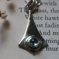 Glas, collar de papalote en plata y zircón azul