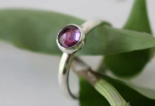 Glicina, anillo flor en plata y alejandrita morada