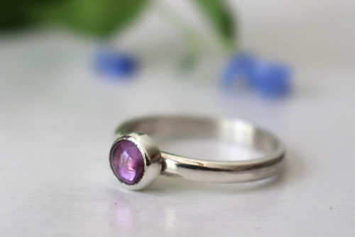 Glicina, anillo flor en plata y alexandrita morada
