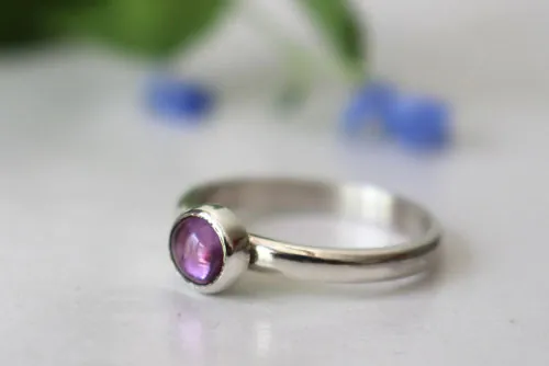 Glicina, anillo flor en plata y alejandrita morada