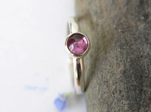 Glicina, anillo flor en plata y alejandrita morada