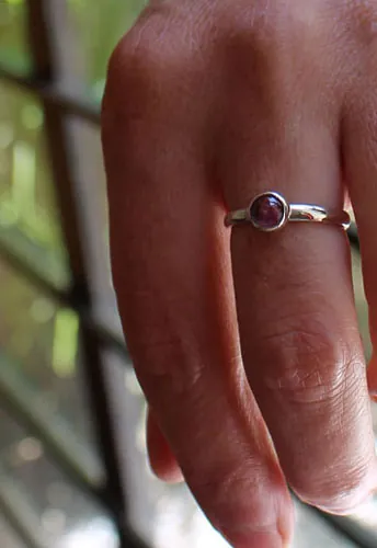 Glicina, anillo flor en plata y alejandrita morada