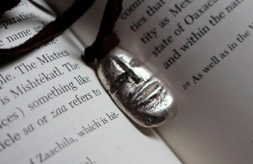 Gólem, collar cabeza de criatura fantástica en plata