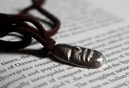 Gólem, collar cabeza de criatura fantástica en plata