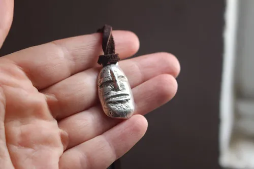 Gólem, collar cabeza de criatura fantástica en plata