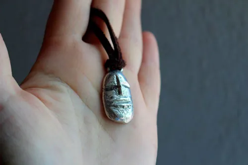 Gólem, collar cabeza de criatura fantástica en plata