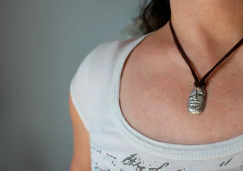 Gólem, collar cabeza de criatura fantástica en plata