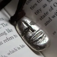 Gólem, collar cabeza de criatura fantástica en plata