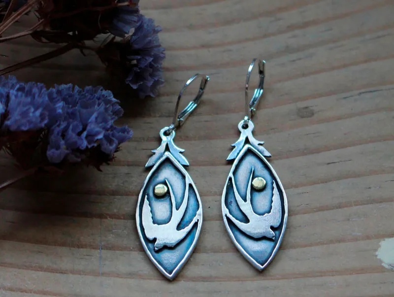 Golondrina de primavera, aretes ave y sol en plata y latón