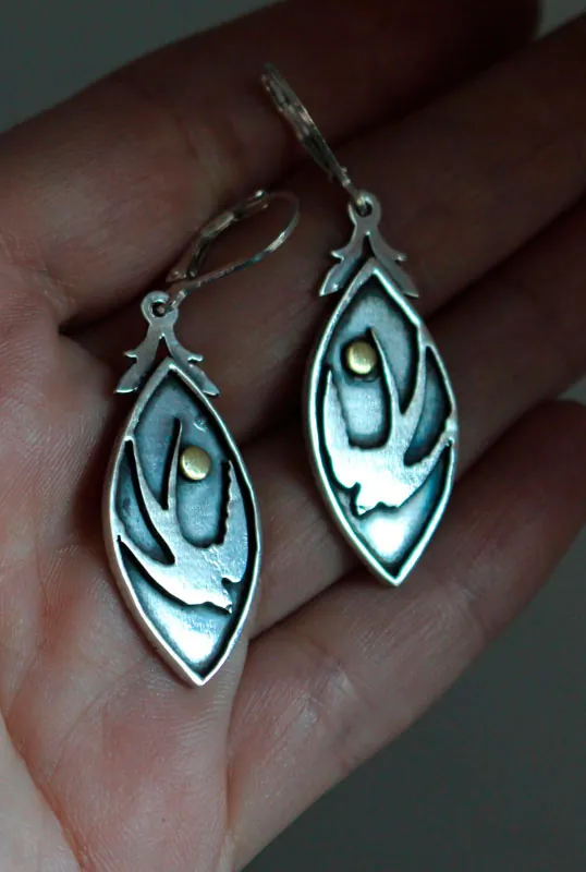Golondrina de primavera, aretes ave y sol en plata y latón