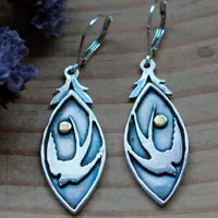 Golondrina de primavera, aretes ave y sol en plata y latón