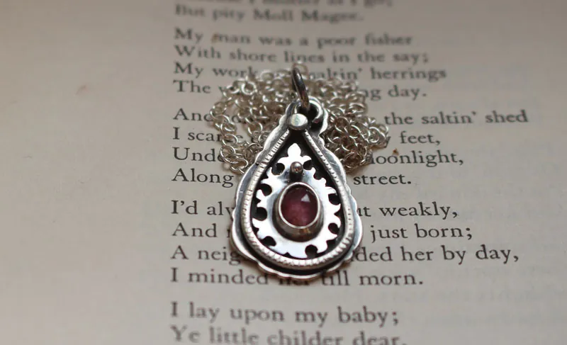 Gota de cachemira, collar paisley en plata y zafiro rosa