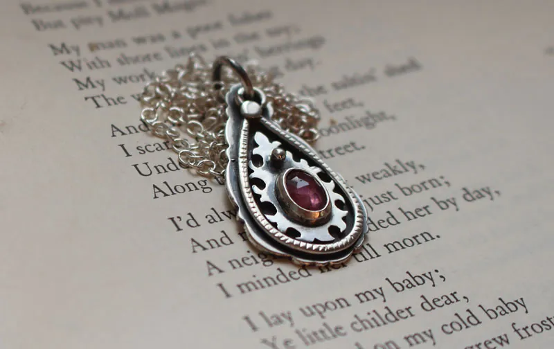 Gota de cachemira, collar paisley en plata y zafiro rosa