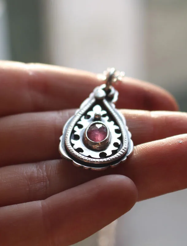 Gota de cachemira, collar paisley en plata y zafiro rosa