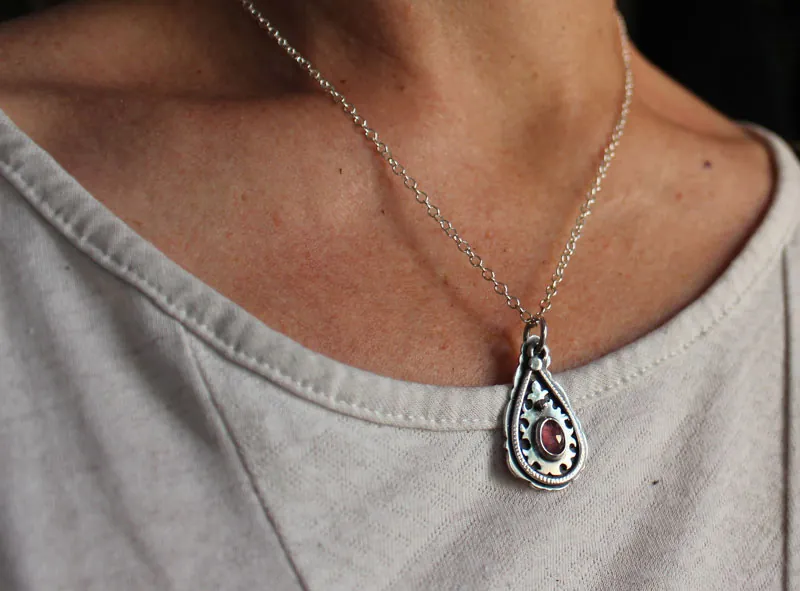 Gota de cachemira, collar paisley en plata y zafiro rosa