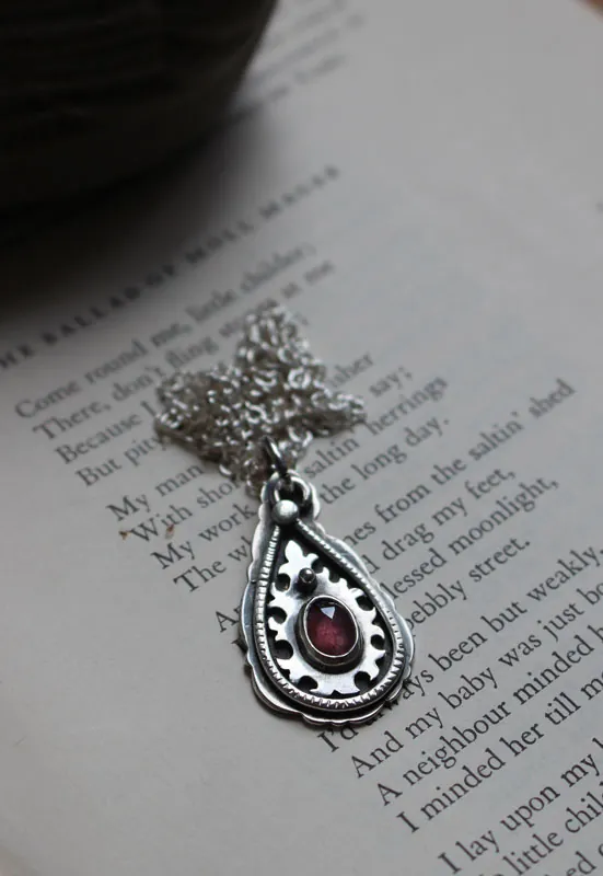 Gota de cachemira, collar paisley en plata y zafiro rosa