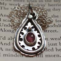 Gota de cachemira, collar paisley en plata y zafiro rosa