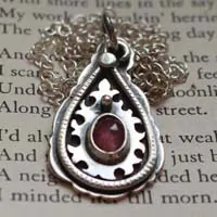 Gota de cachemira, collar paisley en plata y zafiro rosa