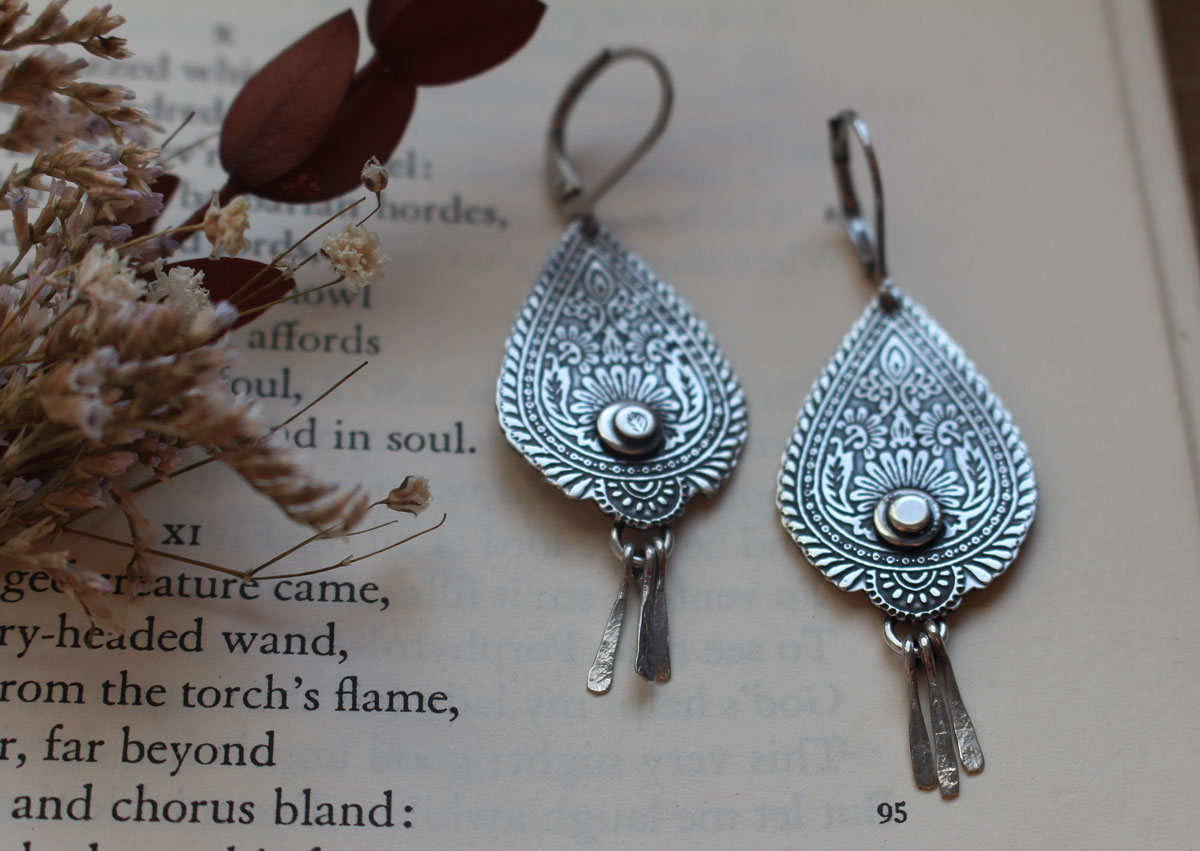 Gotas del Oriente, aretes llama de paisley en plata