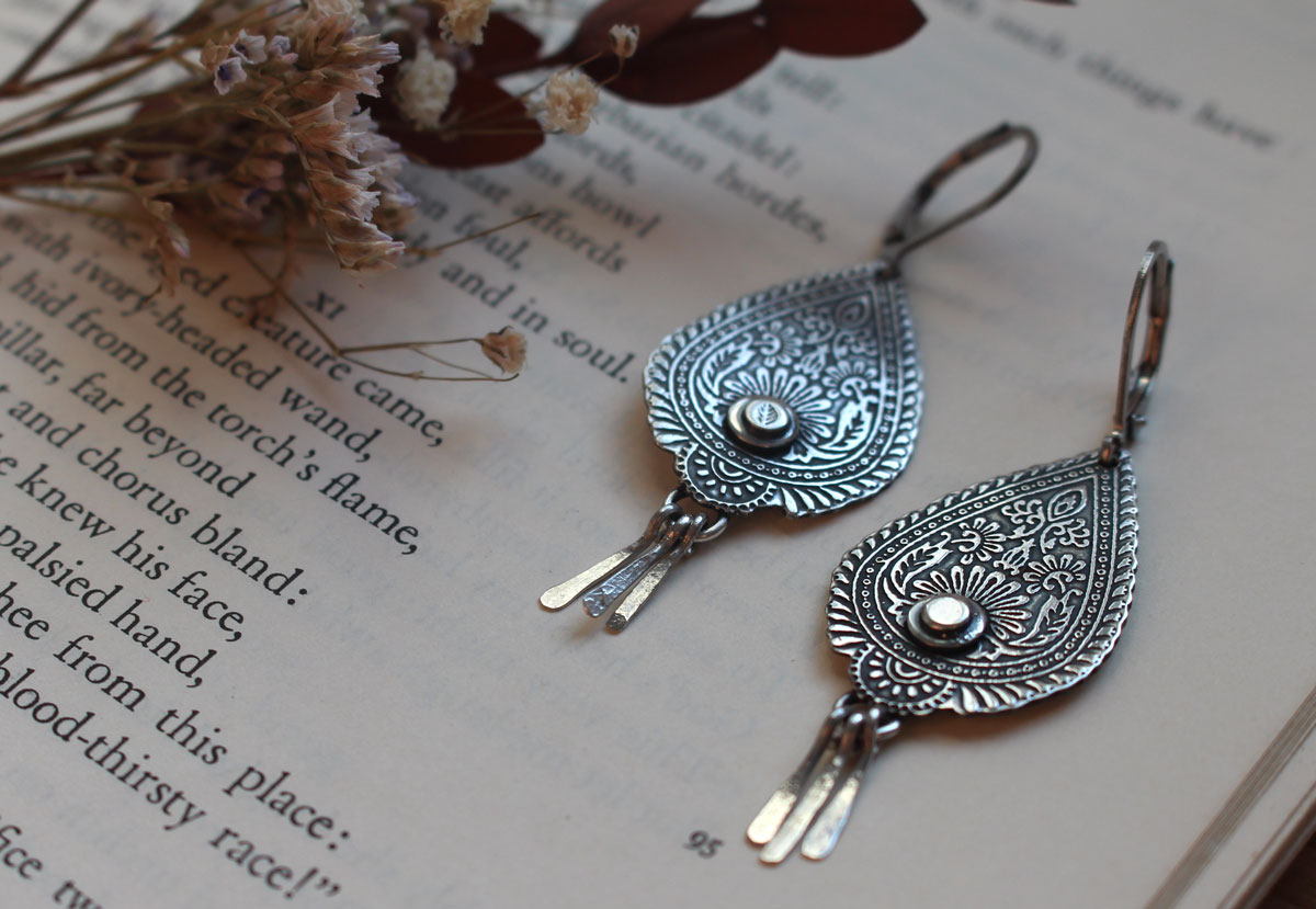 Gotas del Oriente, aretes llama de paisley en plata