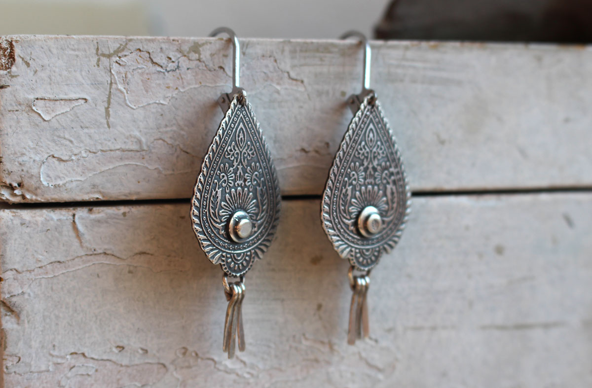 Gotas del Oriente, aretes llama de paisley en plata