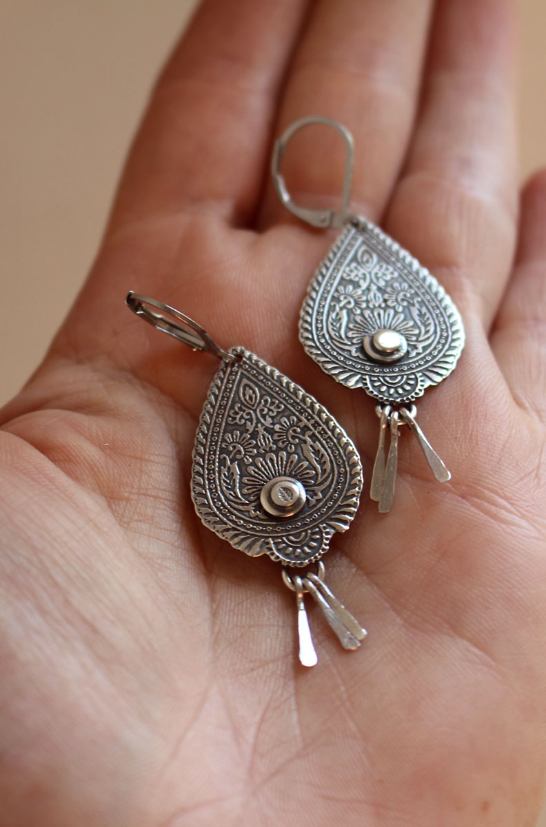 Gotas del Oriente, aretes llama de paisley en plata