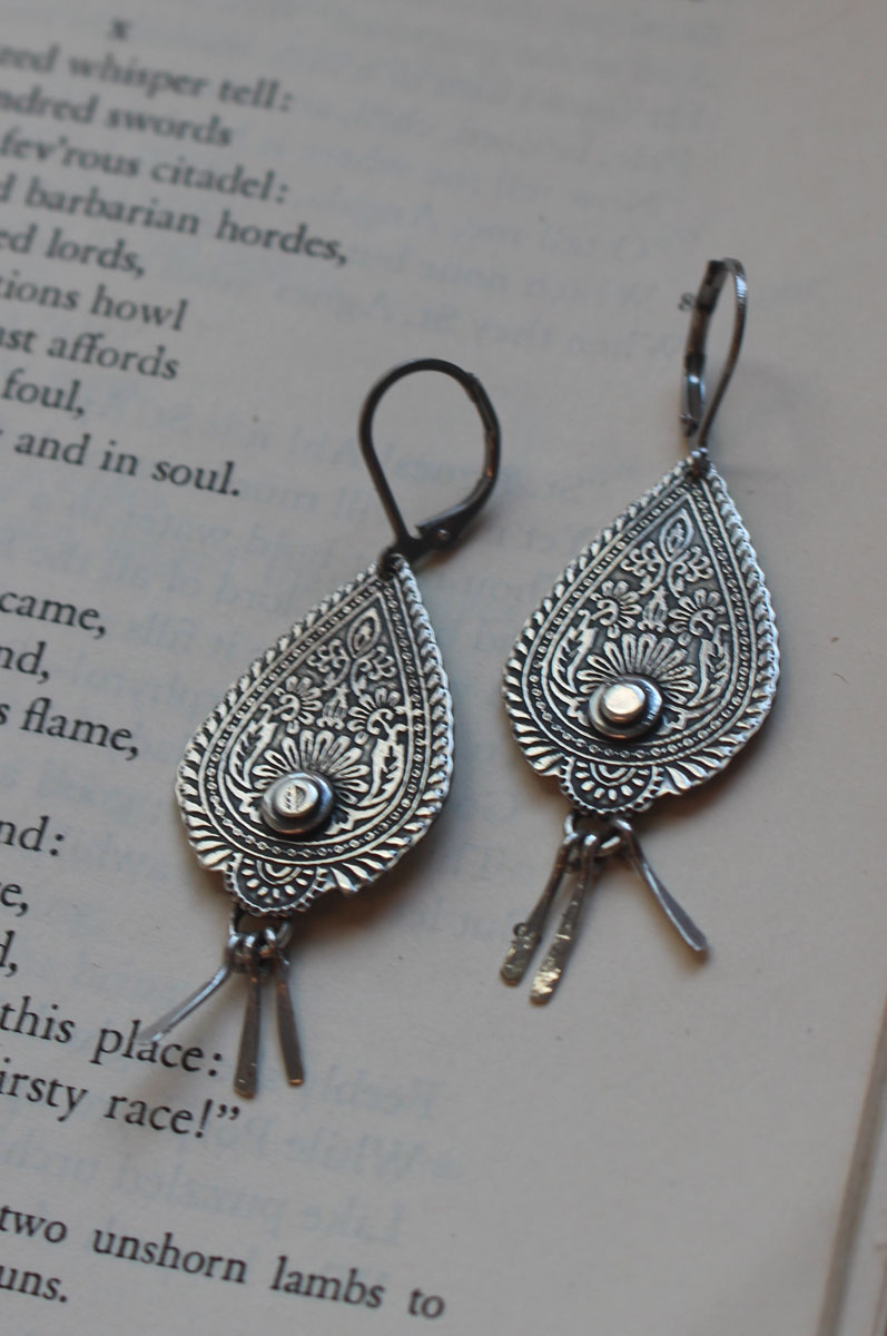 Gotas del Oriente, aretes llama de paisley en plata