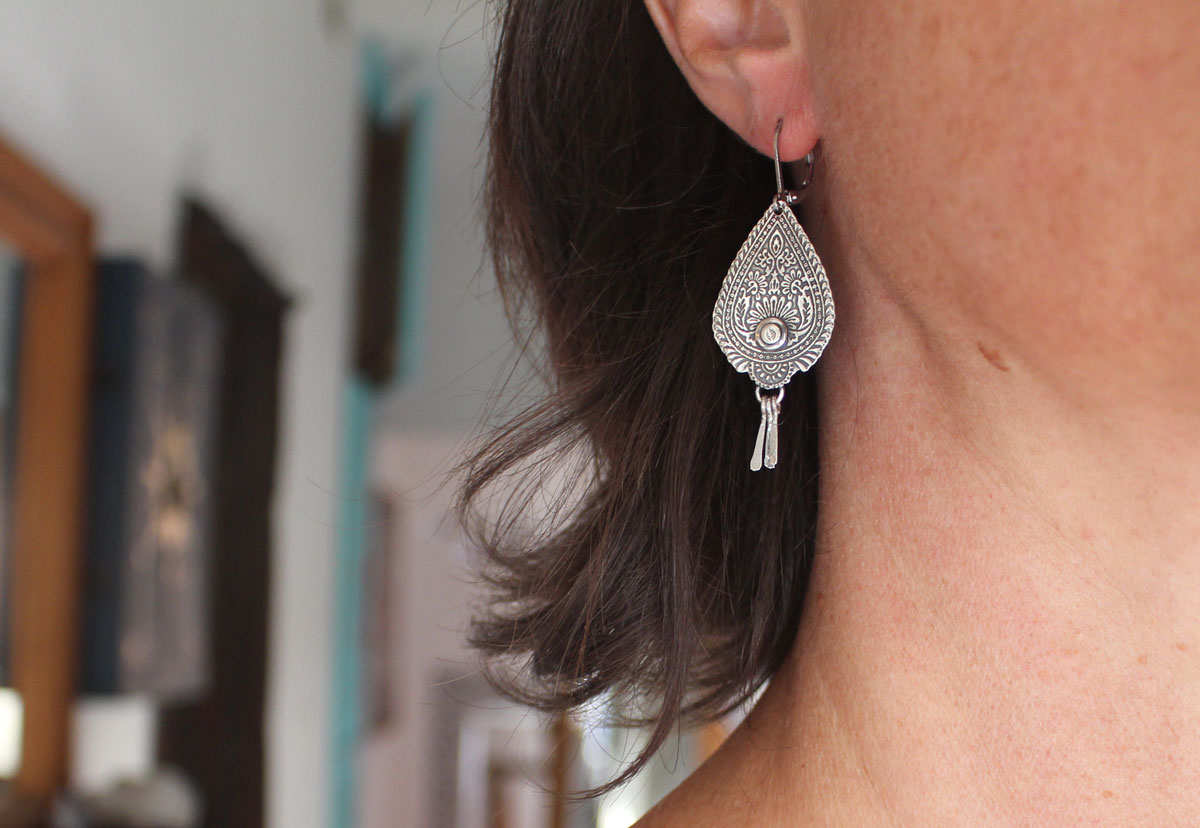 Gotas del Oriente, aretes llama de paisley en plata
