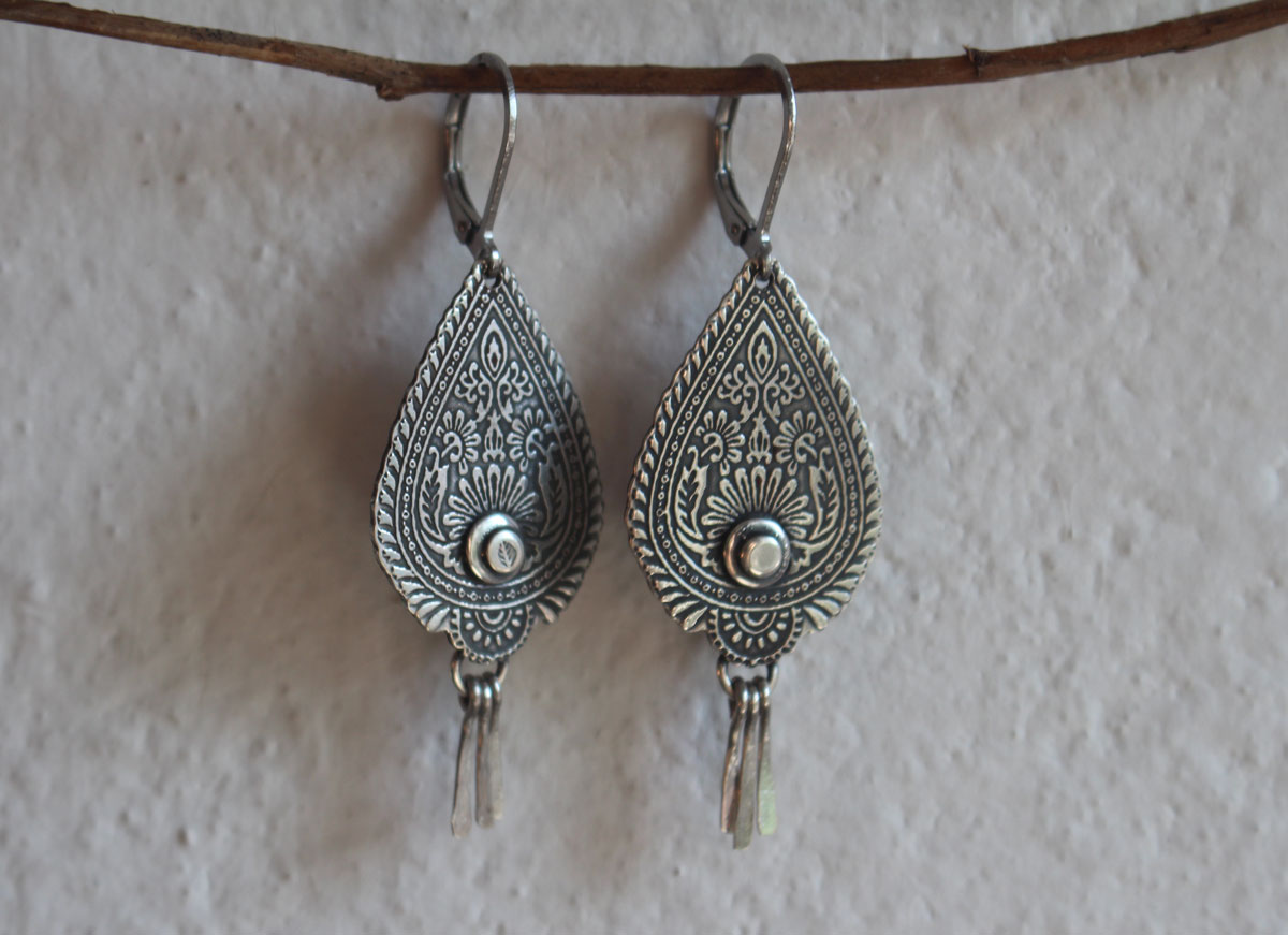 Gotas del Oriente, aretes llama de paisley en plata