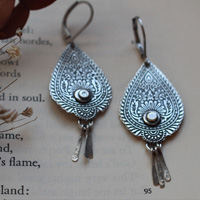 Gotas del Oriente, aretes llama de paisley en plata
