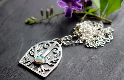 Guardián del bosque, collar puerta gótica en plata y ópalo